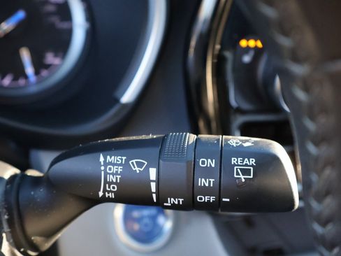 Used 2020 Toyota Highlander XLE image 38