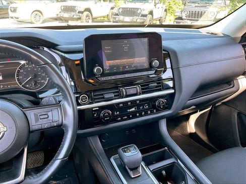 Used 2022 Nissan Pathfinder SV AWD/4WD image 18