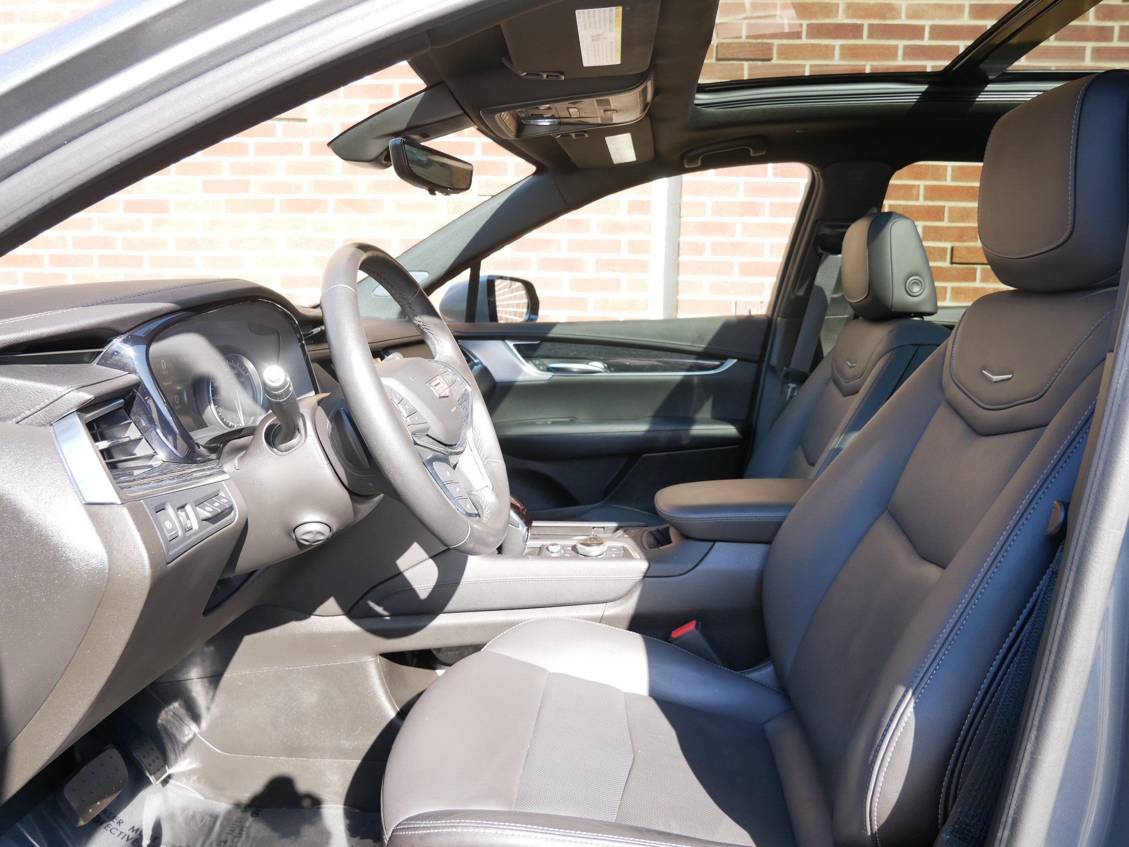 Used 2023 Cadillac XT5 Premium Luxury w/ Technology Package AWD/4WD image 6
