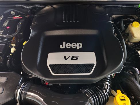 Used 2015 Jeep Wrangler Unlimited Sahara w/ Connectivity Group AWD/4WD image 23