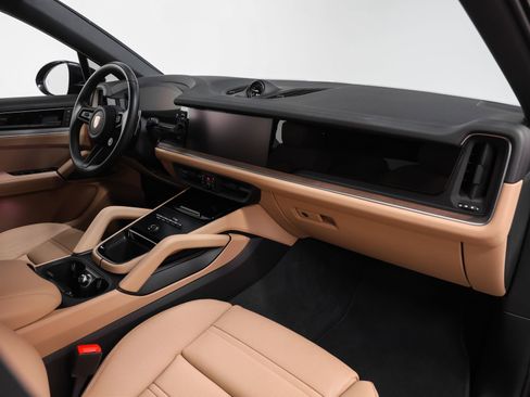 Certified 2024 Porsche Cayenne Coupe AWD/4WD image 24