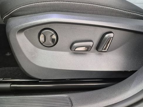 Used 2023 Volkswagen Taos SE w/ Panoramic Sunroof Package FWD image 22