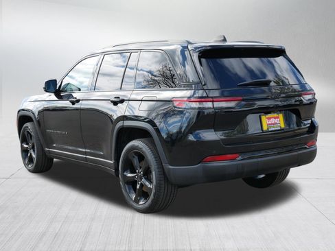 Used 2023 Jeep Grand Cherokee Limited w/ Black Appearance Package AWD/4WD image 5