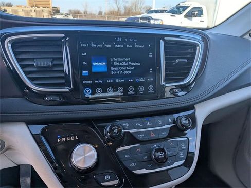 Used 2017 Chrysler Pacifica Limited w/ UConnect Theater Package image 21