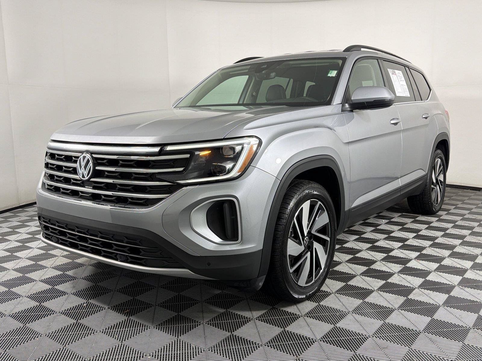 Used 2025 Volkswagen Atlas SE AWD/4WD image 3