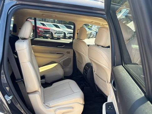 Used 2022 Jeep Grand Cherokee L Limited AWD/4WD image 32