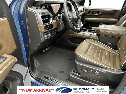 Used 2025 GMC Yukon Denali Ultimate AWD/4WD image 11
