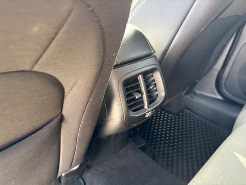 Used 2019 Jeep Cherokee Latitude w/ Cold Weather Group image 19