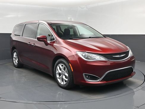 Used 2020 Chrysler Pacifica Touring w/ Tire & Wheel Group FWD image 8