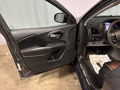 Used 2022 Jeep Cherokee Trailhawk w/ Sun & Sound Group AWD/4WD image 3