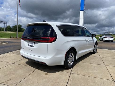 Used 2025 Chrysler Pacifica Select FWD image 11