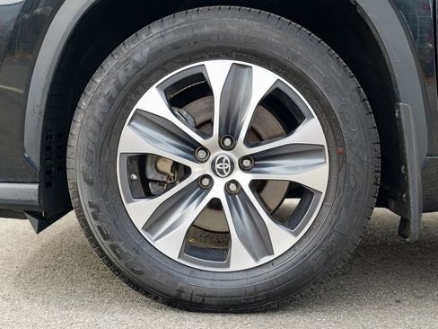 Used 2023 Toyota Highlander XLE AWD/4WD image 13