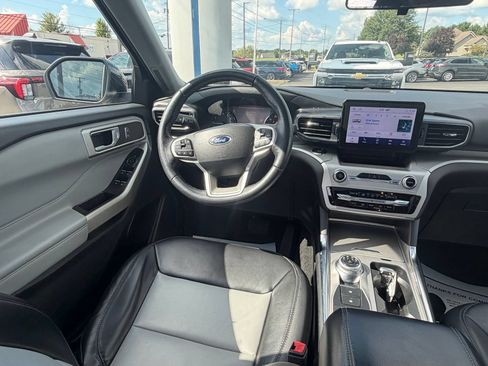 Used 2022 Ford Explorer XLT w/ Equipment Group 202A AWD/4WD image 34