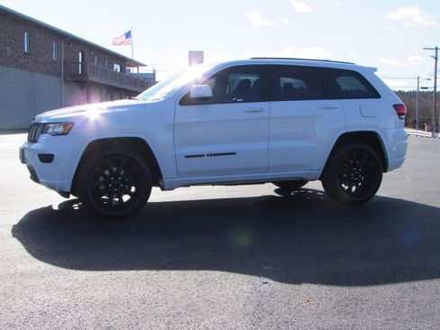 Used 2020 Jeep Grand Cherokee Altitude image 4