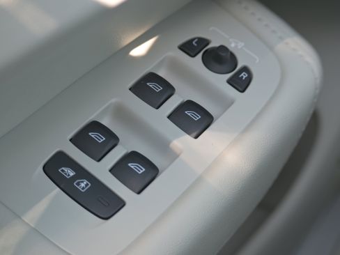 Used 2024 Volvo XC60 B5 Plus w/ Protection Package Premier image 23