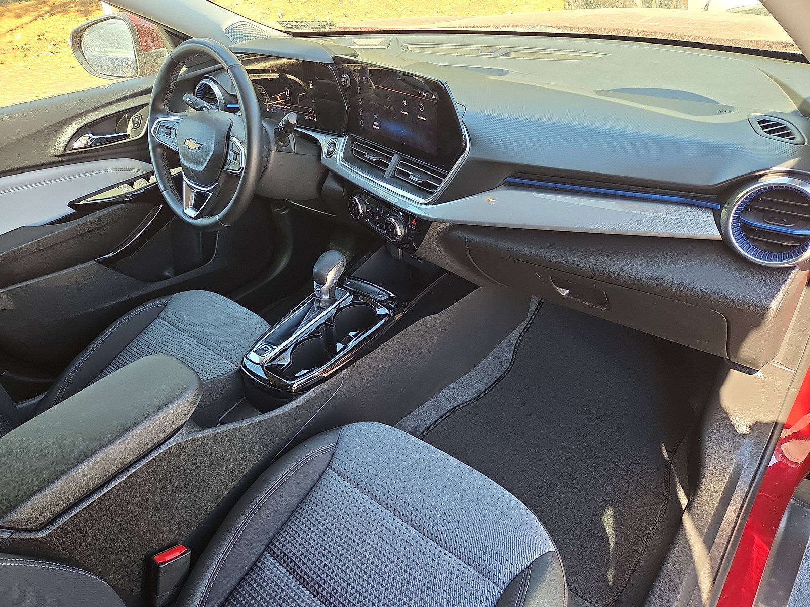 Used 2025 Chevrolet Trax LT w/ LT Convenience Package FWD image 18