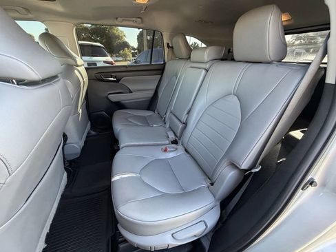 Used 2023 Toyota Highlander XLE FWD image 17