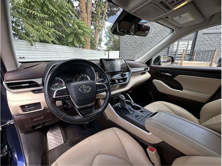 Used 2022 Toyota Highlander XLE AWD/4WD image 14