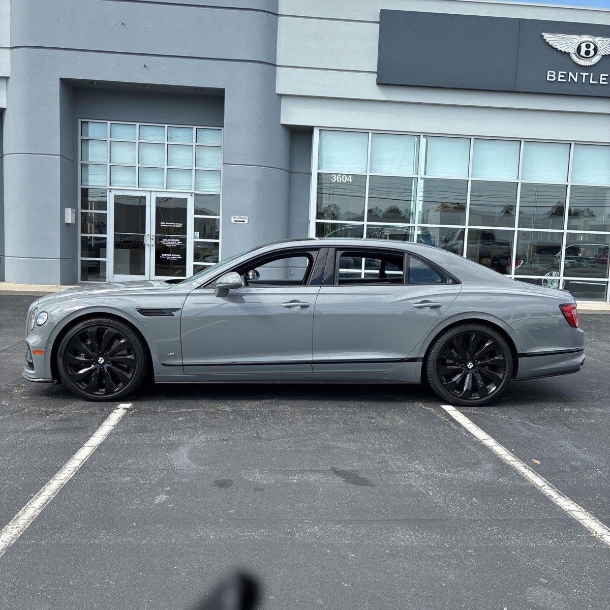 Used 2022 Bentley Flying Spur V8 AWD/4WD image 4