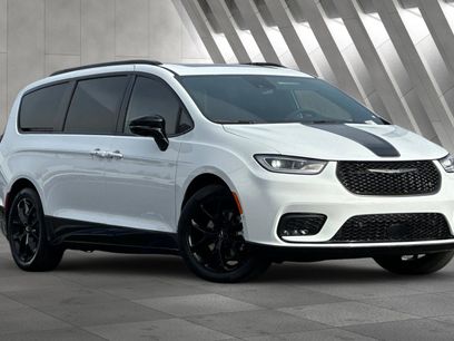 Used 2024 Chrysler Pacifica Limited w/ Uconnect Theater Family Group
