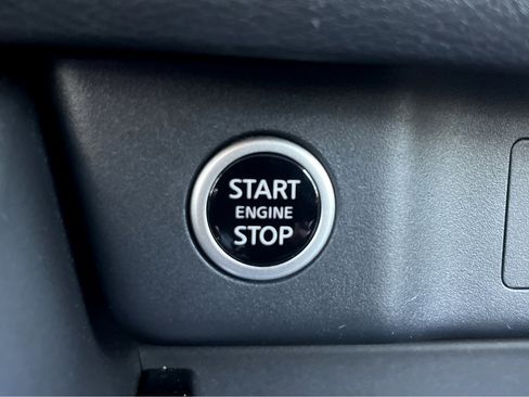 Used 2023 Nissan Rogue SV image 6