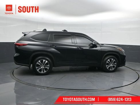 Used 2020 Toyota Highlander XLE image 3