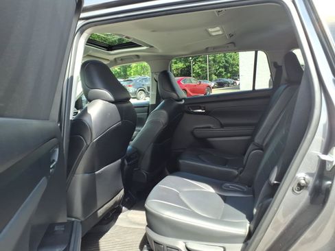 Used 2022 Toyota Highlander XLE AWD/4WD image 16