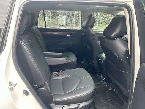 Used 2020 Toyota Highlander Limited image 18