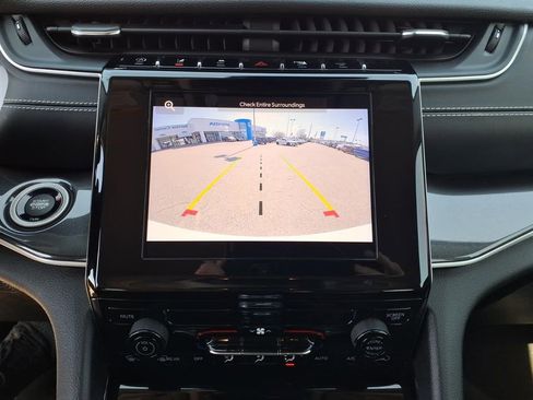 Used 2023 Jeep Grand Cherokee Laredo image 11