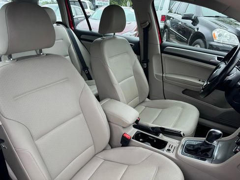 Used 2015 Volkswagen Golf SE image 19