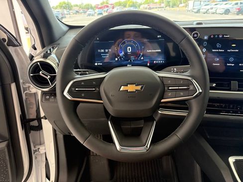 New 2027 Chevrolet Equinox LT w/ Convenience Package II FWD image 3