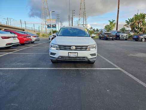Used 2018 Volkswagen Tiguan SE w/ Panoramic Sunroof Package image 2