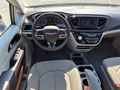 Used 2017 Chrysler Pacifica Touring FWD image 22