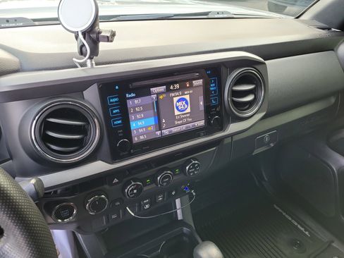 Used 2018 Toyota Tacoma TRD Off-Road image 27