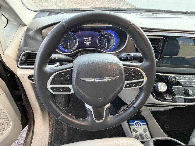 Used 2017 Chrysler Pacifica Touring-L Plus FWD image 8