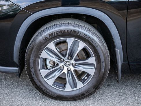 Used 2024 Toyota Highlander XLE image 11