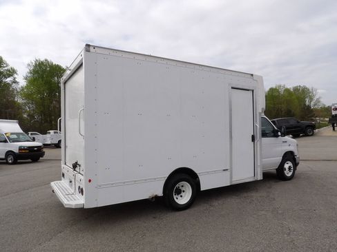 Used 2022 Ford E-450 and Econoline 450 Super Duty image 8