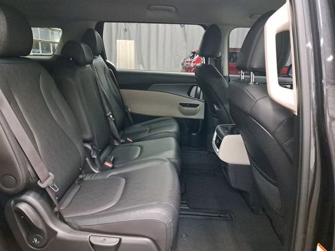 Used 2024 Kia Carnival LX image 15
