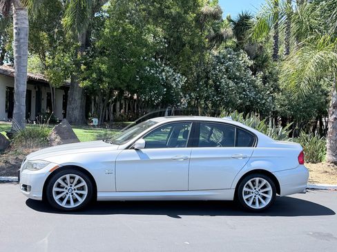 Used 2011 BMW 328i xDrive Sedan AWD/4WD image 2