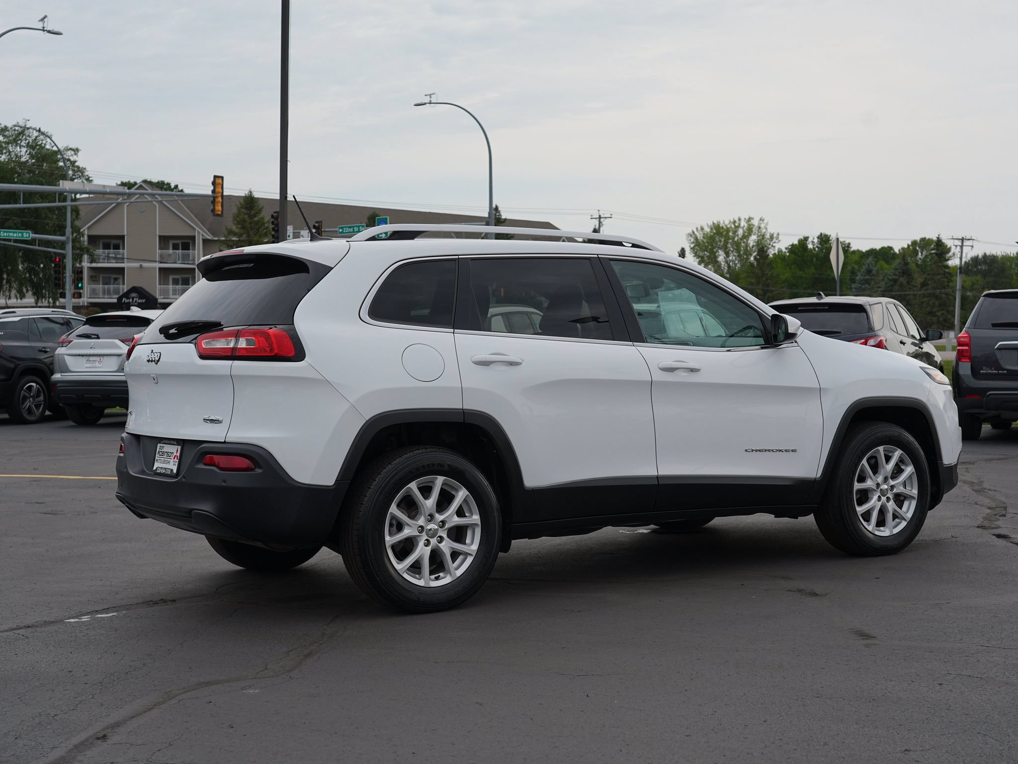Used 2018 Jeep Cherokee Latitude w/ Safety Group AWD/4WD image 3
