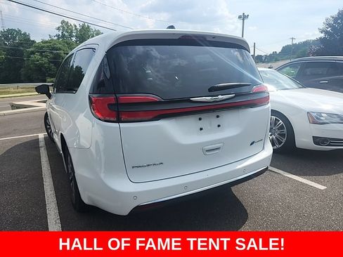 Used 2023 Chrysler Pacifica Limited FWD image 3