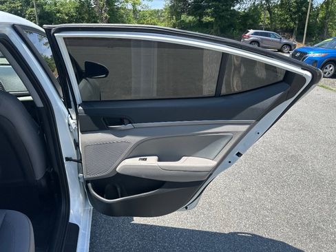 Used 2017 Hyundai Elantra SE FWD image 17