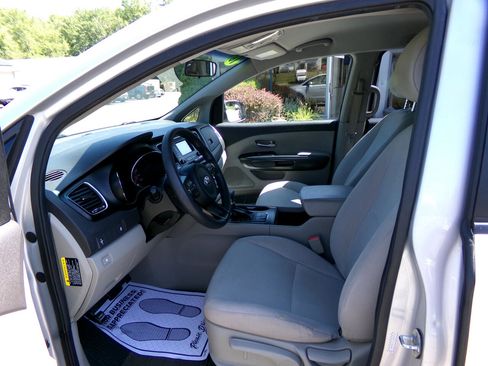 Used 2018 Kia Sedona L image 9