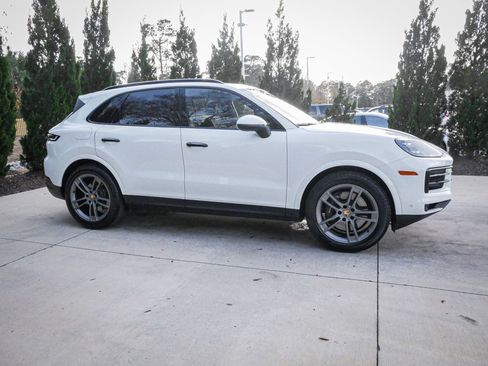 Used 2024 Porsche Cayenne image 11