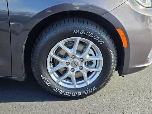 Used 2023 Chrysler Pacifica Touring-L FWD image 8