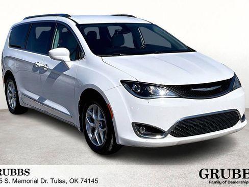 Used 2017 Chrysler Pacifica Touring-L Plus w/ Tire & Wheel Group image 1