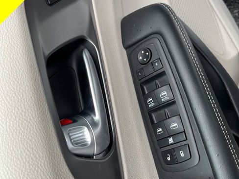 Used 2024 Chrysler Pacifica Touring-L image 19