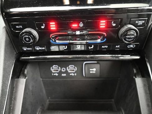 Used 2023 Jeep Grand Cherokee Limited w/ Black Appearance Package AWD/4WD image 17