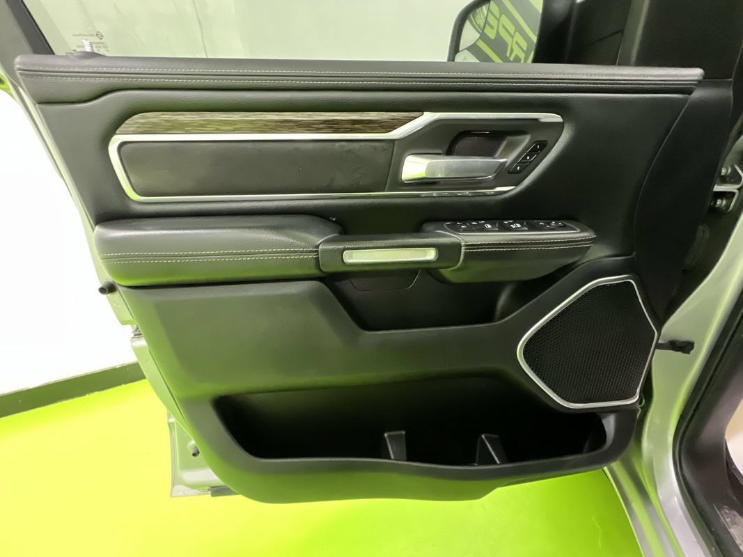 Used 2019 RAM 1500 Laramie AWD/4WD image 17
