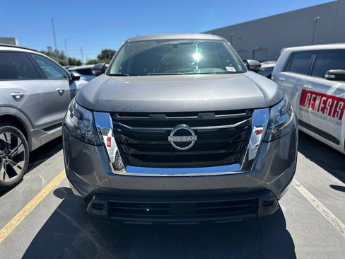 Used 2024 Nissan Pathfinder SV AWD/4WD image 2